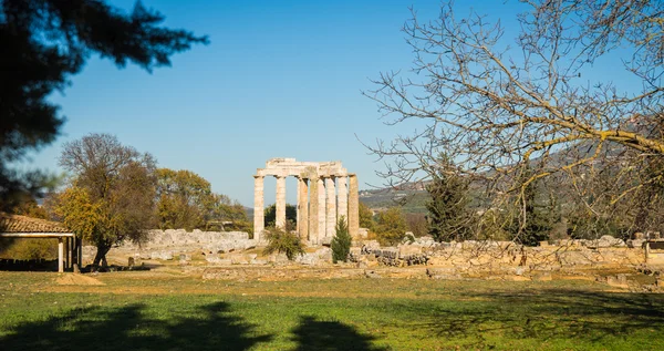 Ruiny starożytnej świątyni greckiej w Nemea na Peloponezie — Zdjęcie stockowe