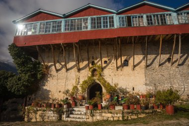 Göl Doxa üzerinde manastır görüntüsünü