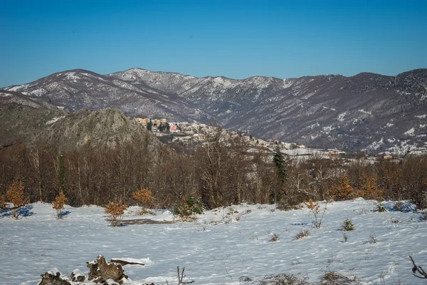 Сценический пейзаж с горами, покрытыми снегом на озере Пласты — стоковое фото