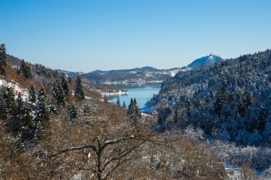 Kışın karlı manzara ile göl Plastira, Fesalia, Yunanistan