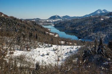 Kışın karlı manzara ile göl Plastira, Fesalia, Yunanistan