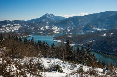 Kışın karlı manzara ile göl Plastira, Fesalia, Yunanistan
