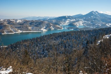 Kışın karlı manzara ile göl Plastira, Fesalia, Yunanistan
