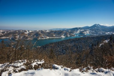 Kışın karlı manzara ile göl Plastira, Fesalia, Yunanistan