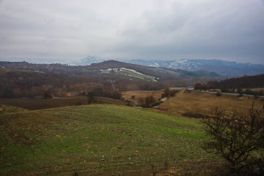 Dağlar, alan ve sis sabahın erken saatlerinde