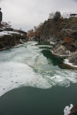 Nehir yeşil suları, kar ve buz Meteora Yunanistan yakınındaki