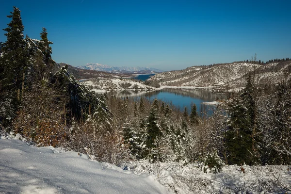 Invierno paisaje nevado con el lago Plastira, Fesalia, Grecia —  Fotos de Stock