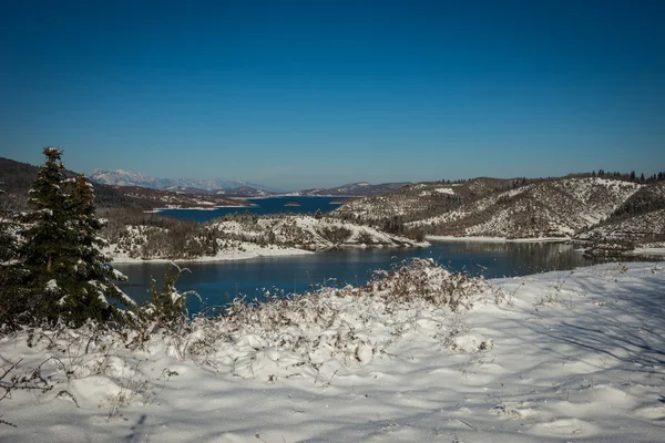 Paysage enneigé d'hiver avec lac Plastira, Fesalia, Grèce — Photo