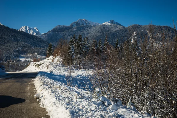 Paisaje escénico con montañas cubiertas de nieve en el lago Plasti —  Fotos de Stock