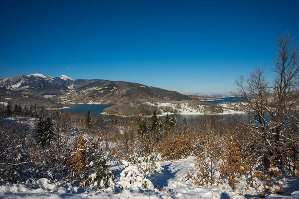 Invierno paisaje nevado con el lago Plastira, Fesalia, Grecia —  Fotos de Stock