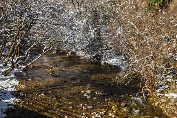 Paysage enneigé hivernal avec rivière au lac Plastira, Fesalia, Gre — Photo