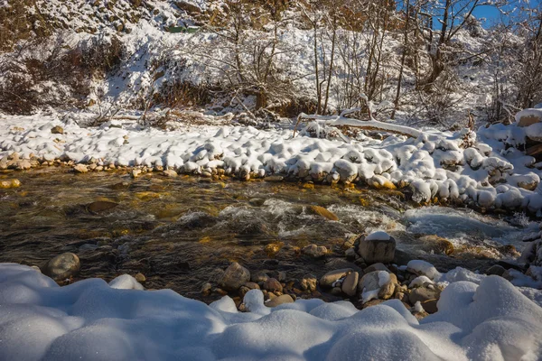 Zimní zasněženou krajinu s řekou v oblasti Plastira lake, Fesalia, Gre — Stock fotografie