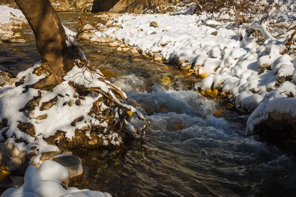 Zimní zasněženou krajinu s řekou v oblasti Plastira lake, Fesalia, Gre — Stock fotografie