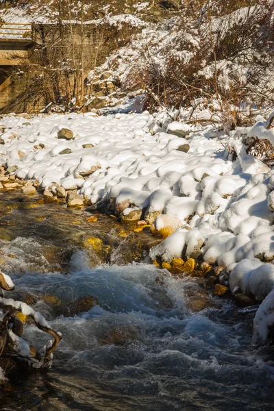 Paysage enneigé hivernal avec rivière au lac Plastira, Fesalia, Gre — Photo