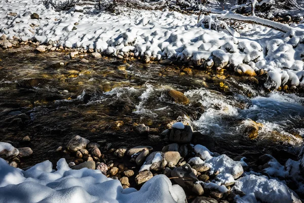 Zimní zasněženou krajinu s řekou v oblasti Plastira lake, Fesalia, Gre — Stock fotografie