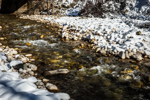 Paysage enneigé hivernal avec rivière au lac Plastira, Fesalia, Gre — Photo