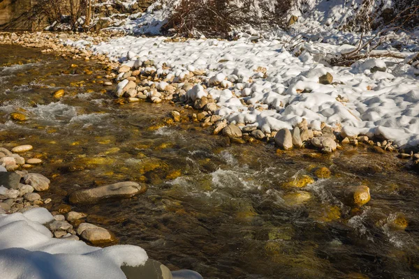 Zimowy śnieżny krajobraz z rzeką w Gre jeziora Plastira, Fesalia, — Zdjęcie stockowe