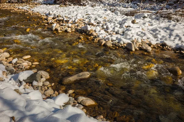 Winter verschneite Landschaft mit Fluss am See Plastira, fesalia, gre — Stockfoto