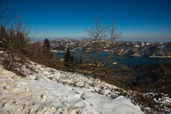 Inverno paesaggio innevato con lago Plastira, Fesalia, Grecia — Foto Stock