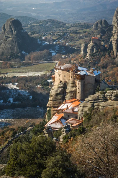 Vista de las montañas y monasterios de Meteora en invierno, Gree — Foto de Stock