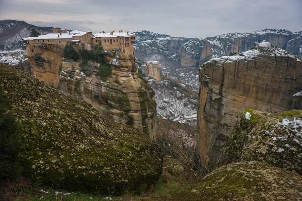 Veduta delle montagne e dei monasteri di Meteora in inverno, Gree — Foto Stock