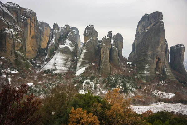 Vista de las montañas y monasterios de Meteora en invierno, Gree — Foto de Stock