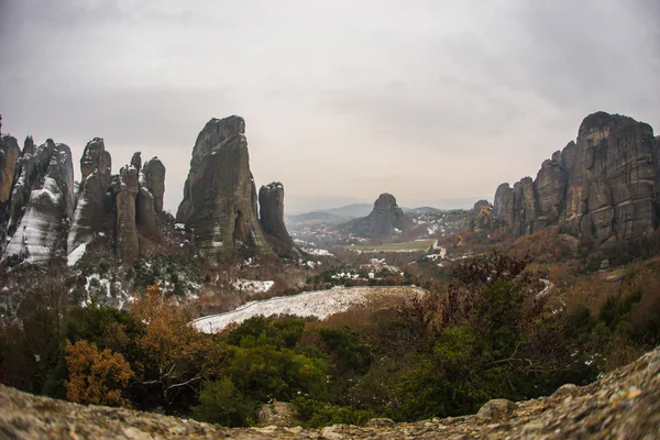 Vista de las montañas y monasterios de Meteora en invierno, Gree — Foto de Stock