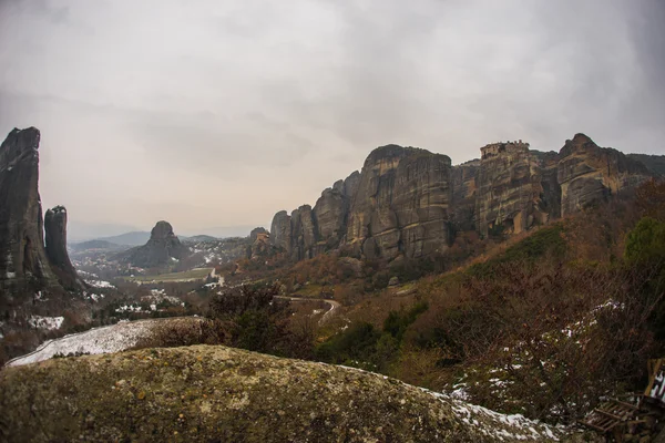 Vista de las montañas y monasterios de Meteora en invierno, Gree — Foto de Stock