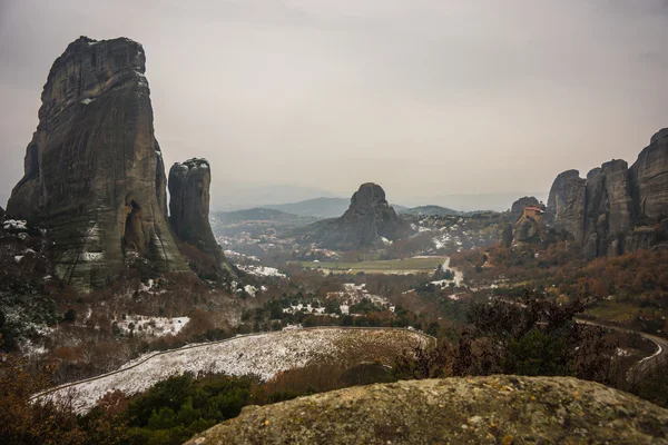 Vista de las montañas y monasterios de Meteora en invierno, Gree — Foto de Stock