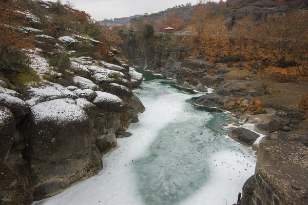 River with green waters, snow and ice near Meteora in Greece — Stock Photo, Image