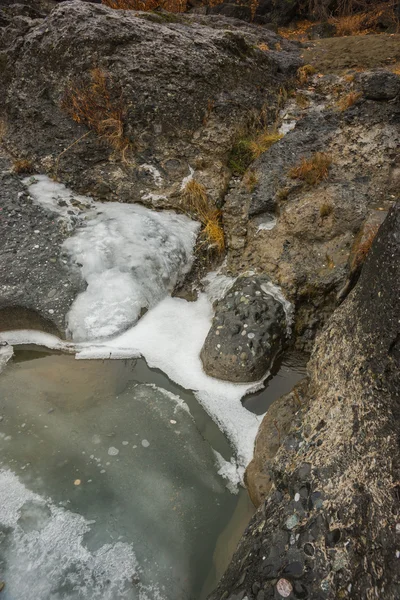 Rio com águas verdes, neve e gelo perto de Meteora, na Grécia — Fotografia de Stock