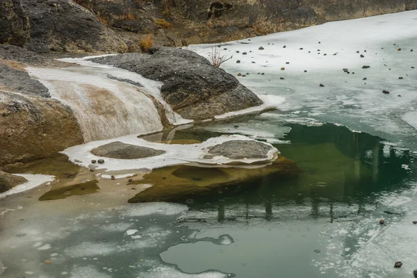 Река с зелеными водами, снегом и льдом возле Метеоры в Греции — стоковое фото