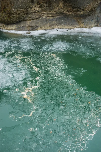 Řeka s zelené vody, sněhu a ledu u meteoru v Řecku — Stock fotografie