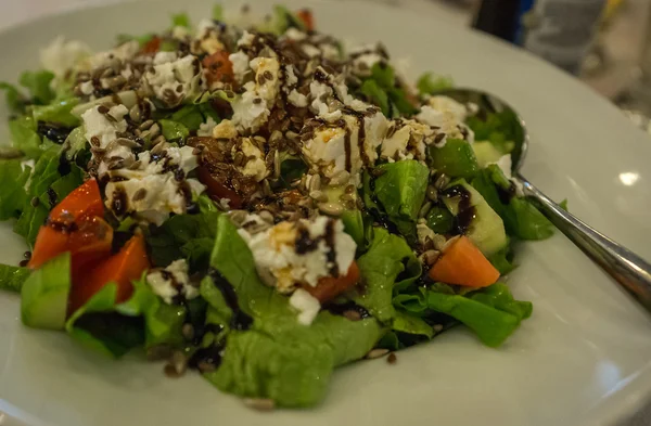 Ensalada verde con tomates cherry, semillas, rúcula y especial s — Foto de Stock