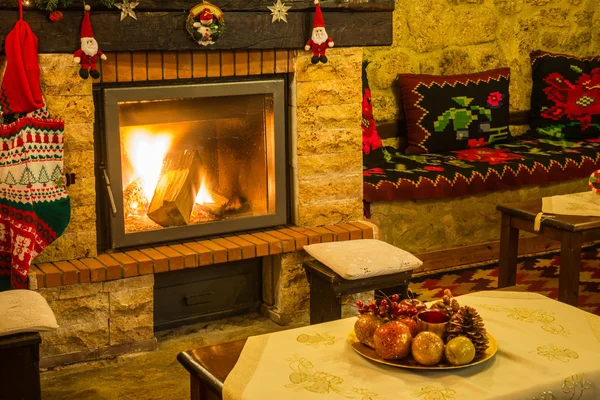 Fogo queimando em uma lareira decorada em estilo de Natal — Fotografia de Stock