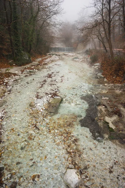 Река с цветными камнями и горячими источниками в Лутра-Позар, на севере — стоковое фото
