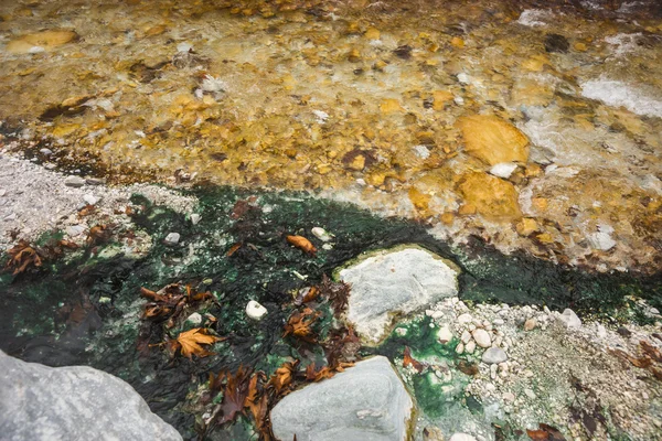 Kuzeye nehir renkli taşlar ve Kaplıcalar Loutra Pozar, — Stok fotoğraf