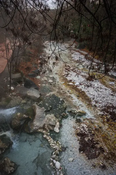 Rzeka z kolorowych kamieni i gorących źródeł w Loutra Pozar, północ — Zdjęcie stockowe