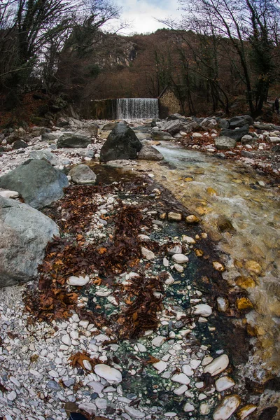 Rivier met gekleurde stenen en warmwaterbronnen in Loutra Pozar, noorden — Stockfoto