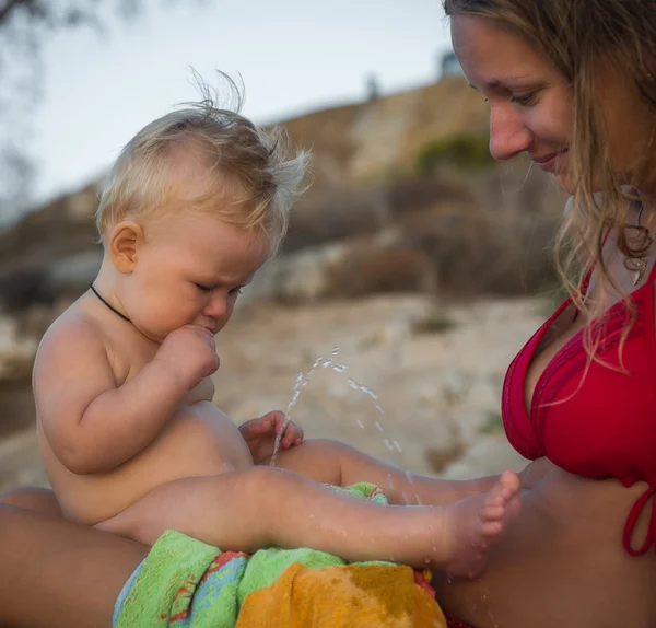 Boy peeing on his mother on the beach, Greece — Stock Image Boy peeing on his mother on the beach, Greece Stock Picture