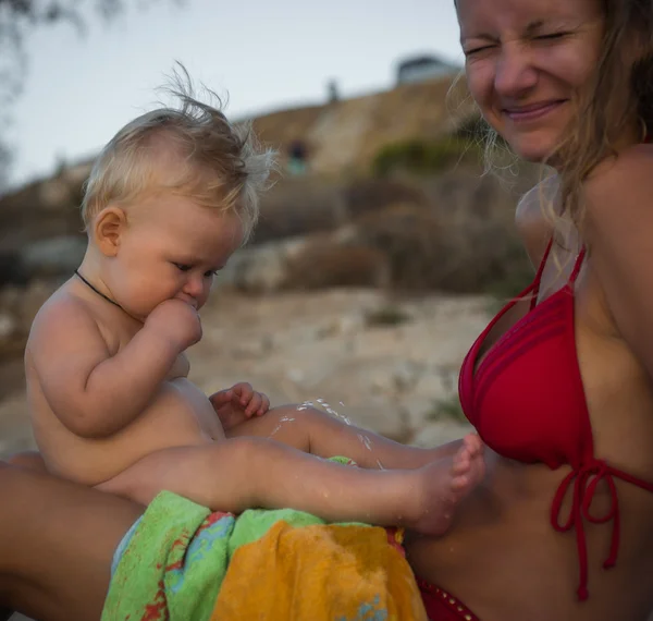 Boy peeing on his mother on the beach, Greece — Stock Image Boy peeing on his mother on the beach, Greece Stock Picture