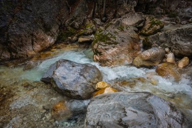 Kuzeye nehir renkli taşlar ve Kaplıcalar Loutra Pozar,