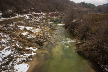 Nehir yeşil suları, kar ve buz Yunanistan İskeçe yakınlarında