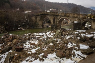 Yeşil suları, kar ve buz İskeçe yakınlarında nehir köprüsü 