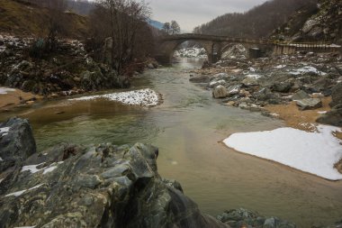 Yeşil suları, kar ve buz İskeçe yakınlarında nehir köprüsü 