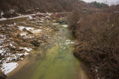 Nehir yeşil suları, kar ve buz Yunanistan İskeçe yakınlarında