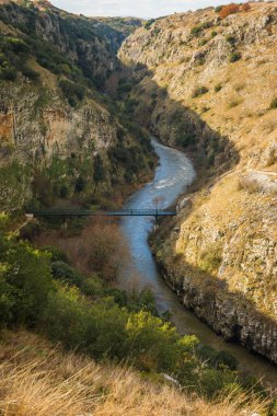 Nehir. Köprü ve kanyon yakınındaki Xanthi, Yunanistan