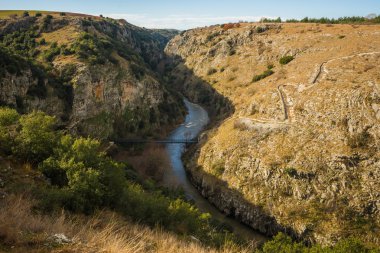 Nehir. Köprü ve kanyon yakınındaki Xanthi, Yunanistan