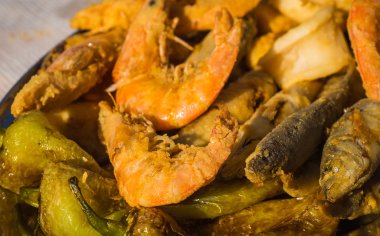 Tabak karışık deniz ürünleri ve balık