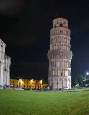 Kare mucizeler Pisa üzerinde Leaning Tower geceleri